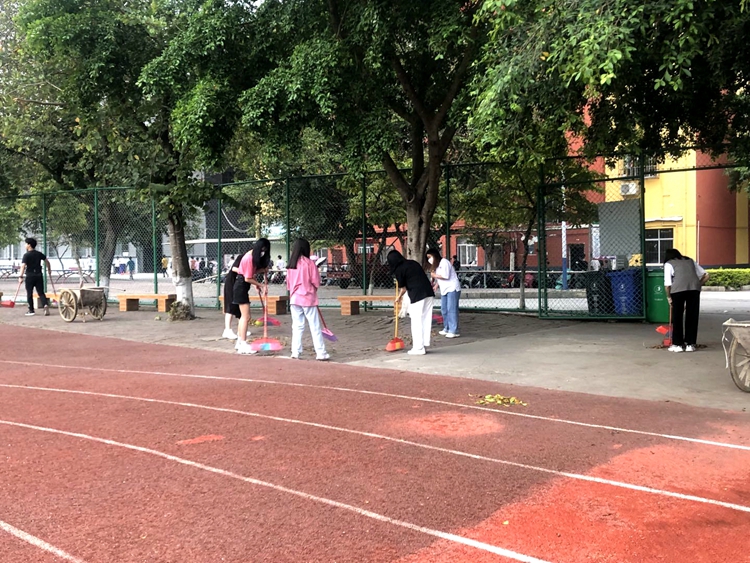 我校開展“愛(ài)護(hù)環(huán)境，共建清潔美麗校園