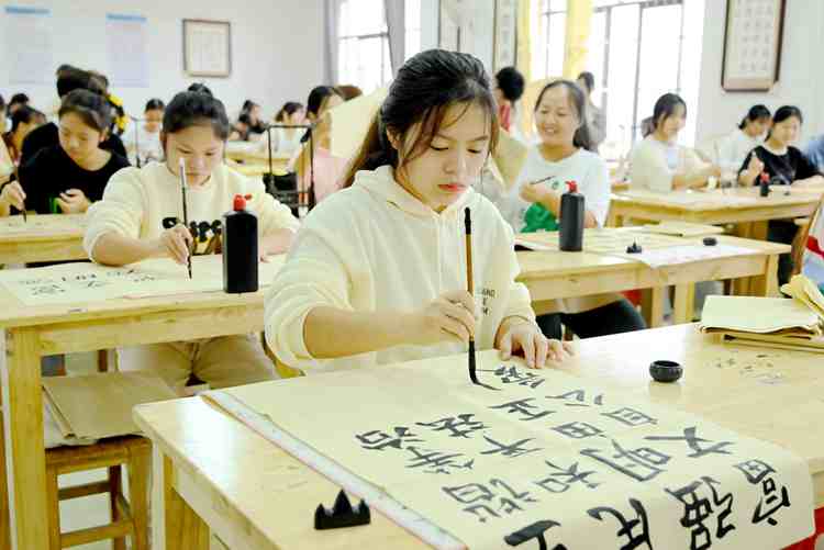 妙筆寫“清廉”，翰墨揚(yáng)正氣 | 我校開(kāi)展廉潔文化進(jìn)書法課堂活動(dòng)